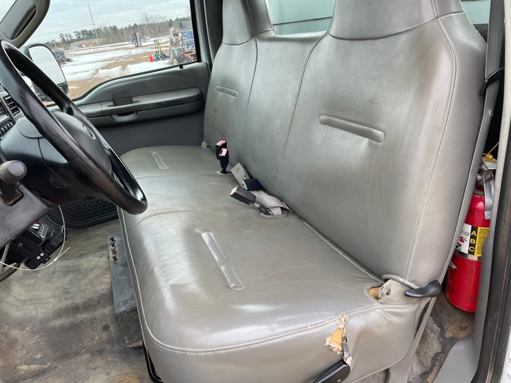 2004-ford-f550-image-31