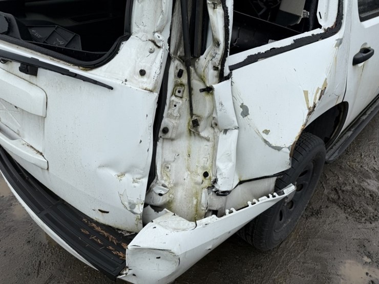 2013-chevrolet-tahoe-image-21