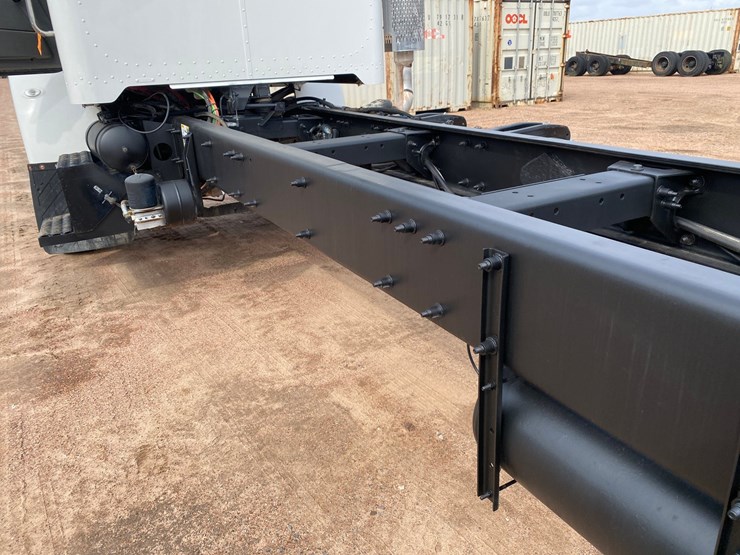 2017-peterbilt-348-image-31