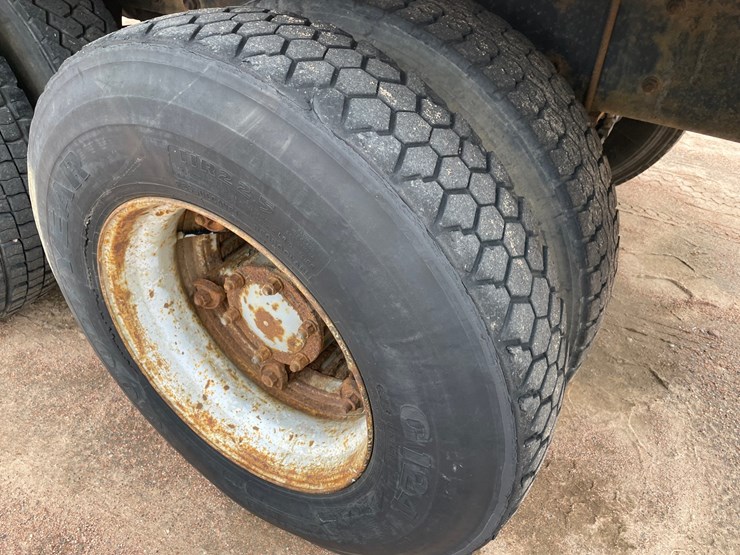 1990-mack-dm690s-image-16