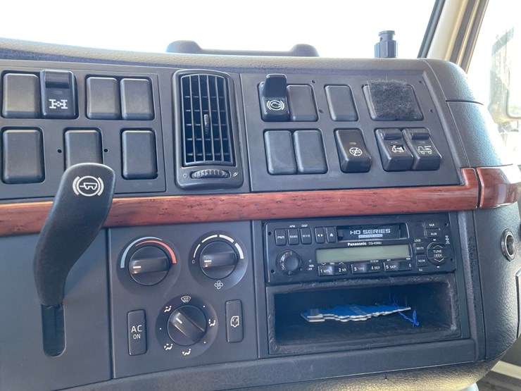 2005-volvo-10-image-36