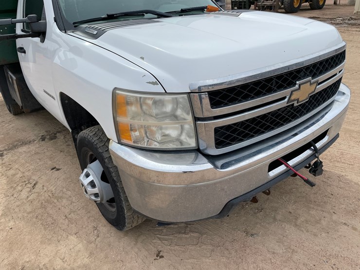 2011-chevrolet-3500-image-9