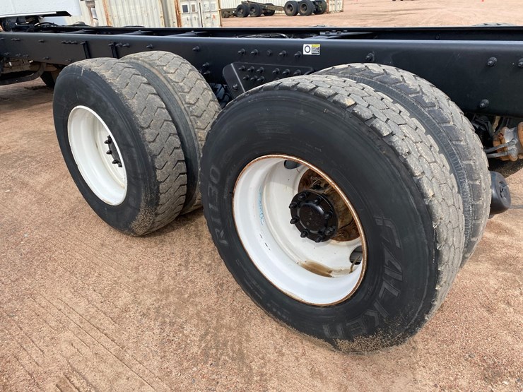 2017-peterbilt-348-image-30