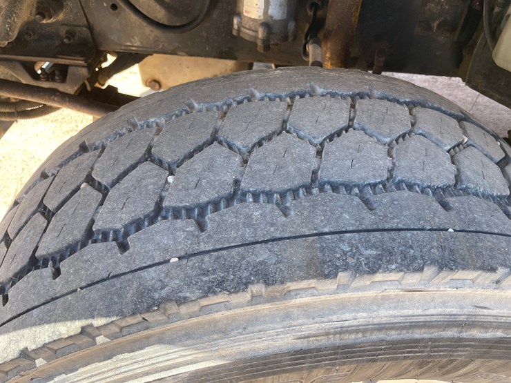 2007-freightliner-fld120-image-9