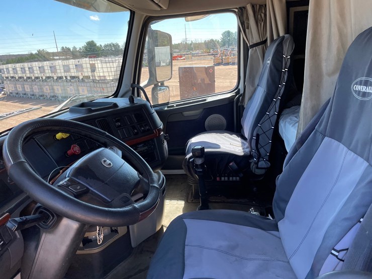 2005-volvo-10-image-32