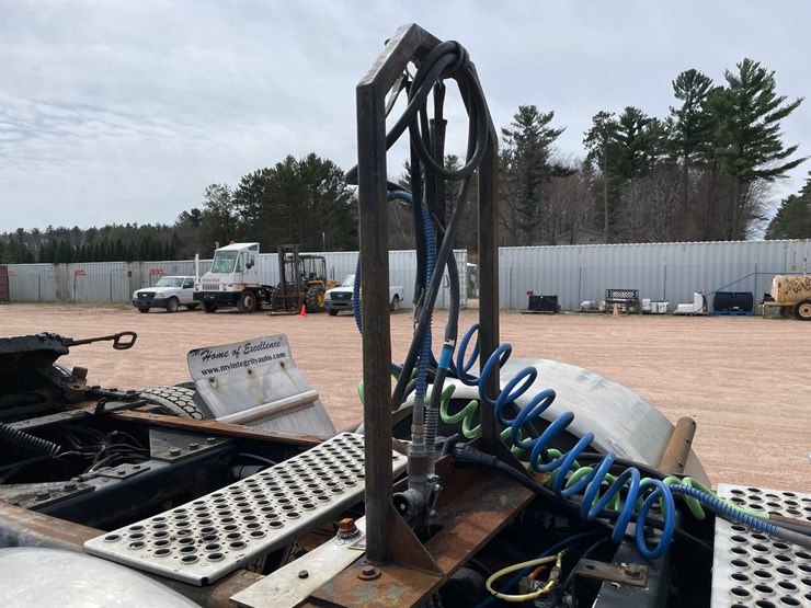 2009-kenworth-w900-image-24