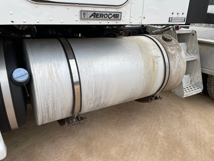 2016-kenworth-t660-image-12