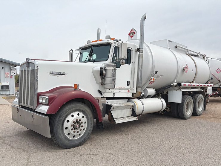 2003-kenworth-w900l-image-1