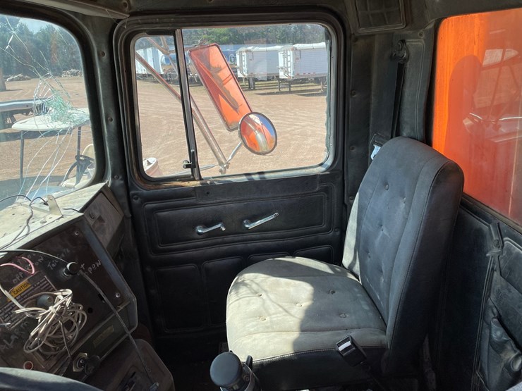 1992-mack-dm690s-image-37