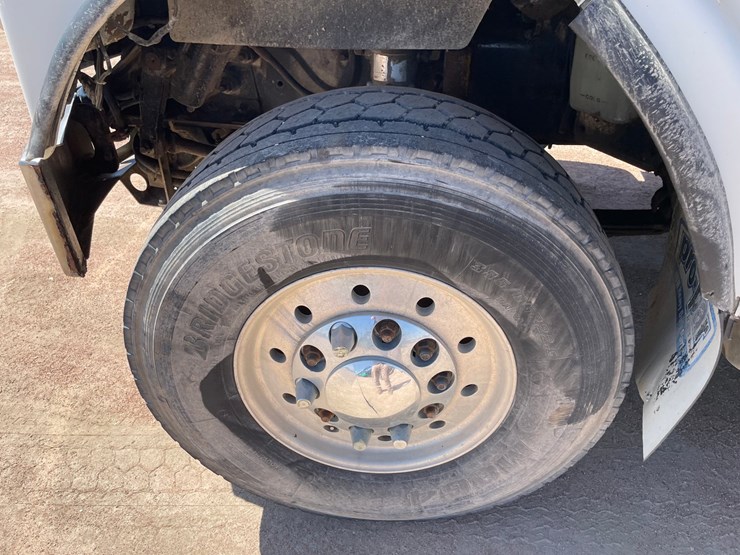 2007-freightliner-fld120-image-8