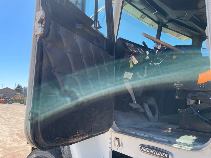 2007-freightliner-fld120-image-36