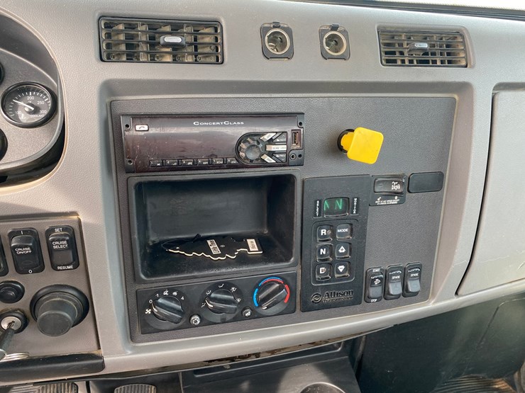 2017-peterbilt-348-image-46