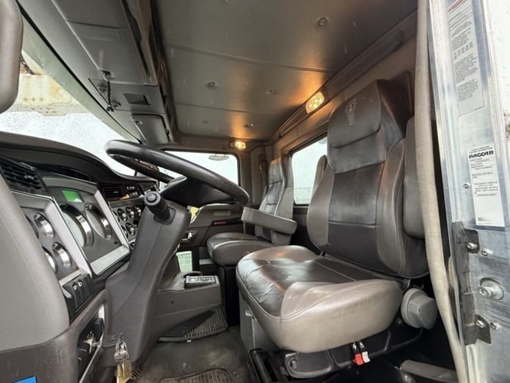 2015-kenworth-t440-image-24