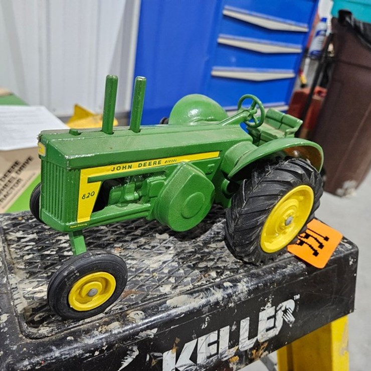 #991 • John Deere 820 1/16 Die Cast Toy Tractor