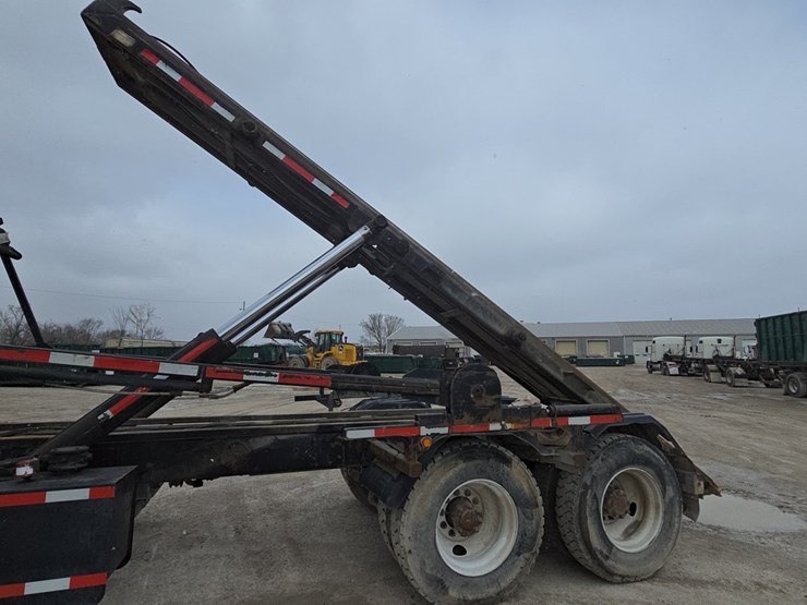 #22589-•-2006-mack-cv713-granite-roll-off-truck-image-102