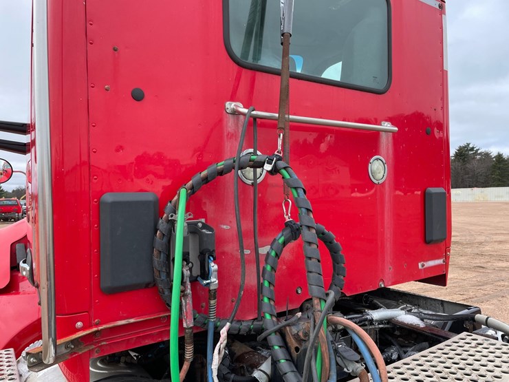 2016-kenworth-t680-image-12