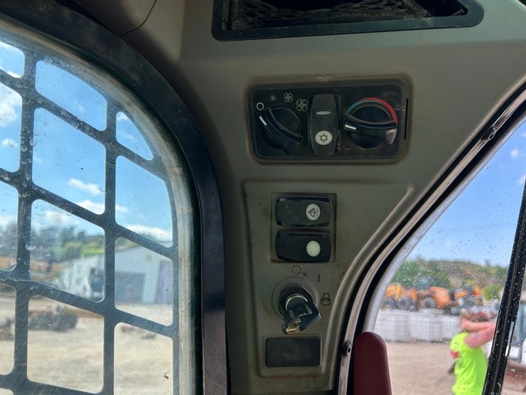 2017-caterpillar-259d-image-26