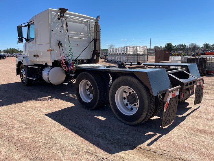 2005-volvo-10-image-8