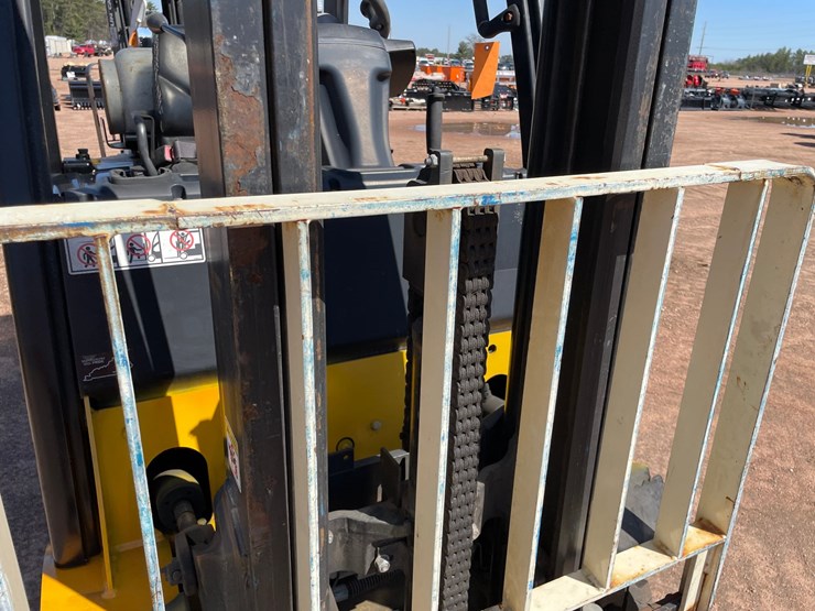 #1137-•-yale-4,000lb-lp-forklift-image-11