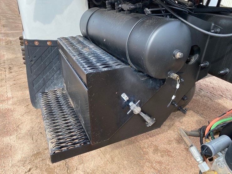 2017-peterbilt-348-image-34