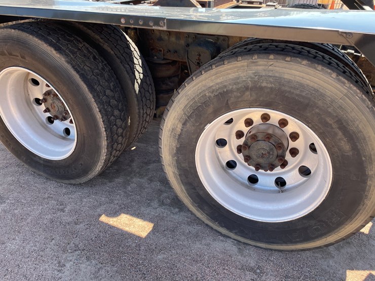 2005-volvo-10-image-26