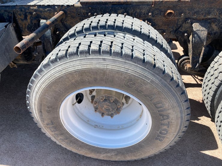 2007-freightliner-fld120-image-12