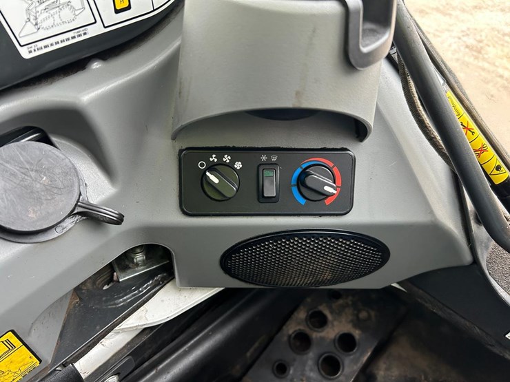 2024-bobcat-t770-image-27