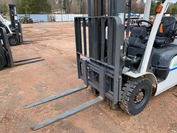 #1161-•-unicarriers-3,450-lbs-lp-forklift-image-9