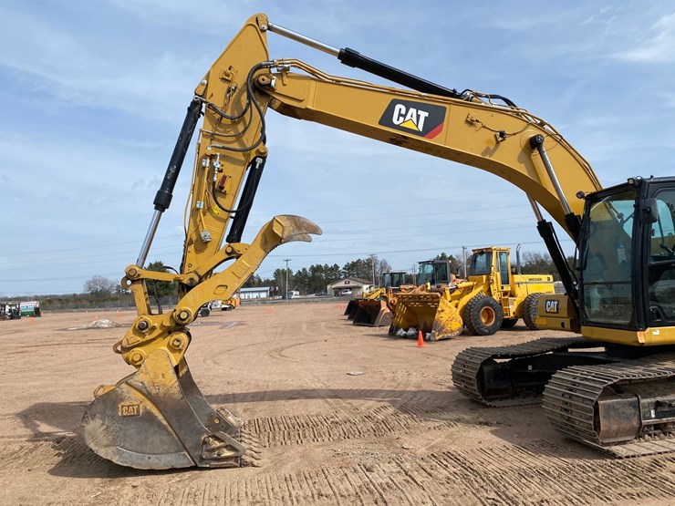 2018-caterpillar-320-image-12