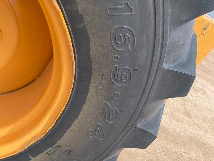 #1004-•-1982-allis-chalmers-714-series-b-industrial-plow-tractor-image-26