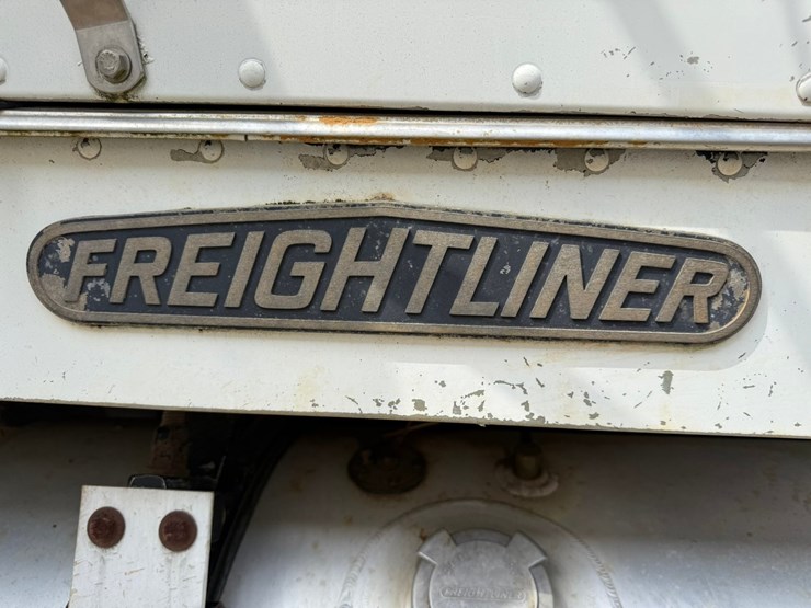 1998-freightliner-108sd-plus-image-33