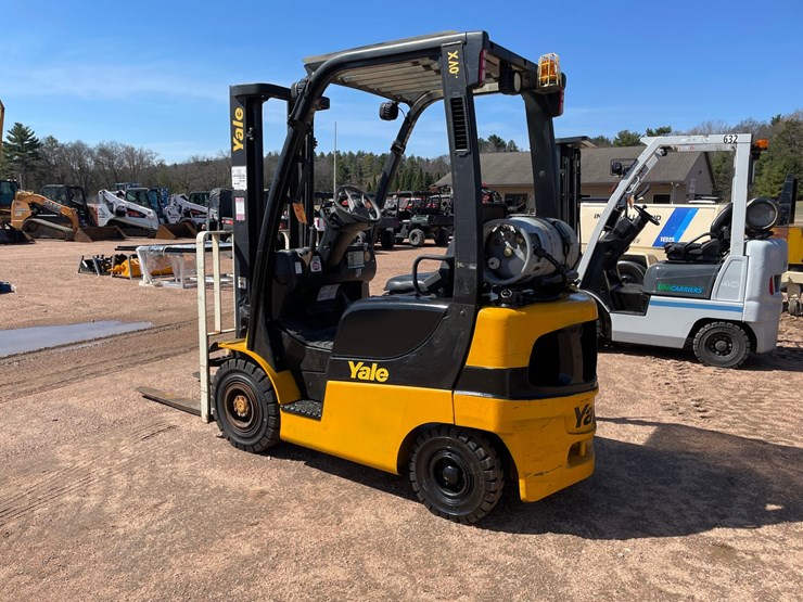 #1137-•-yale-4,000lb-lp-forklift-image-3