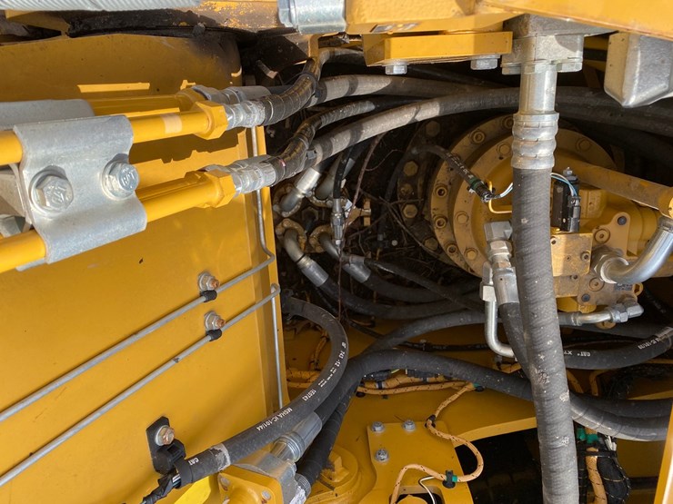 2018-caterpillar-320-image-49