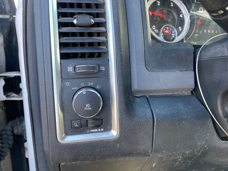 2014-dodge-ram-3500-image-39