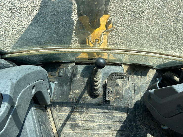 2021-deere-310l-image-24