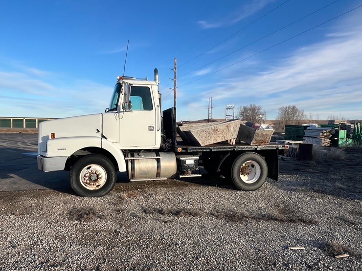 1995-volvo-truck-image-1