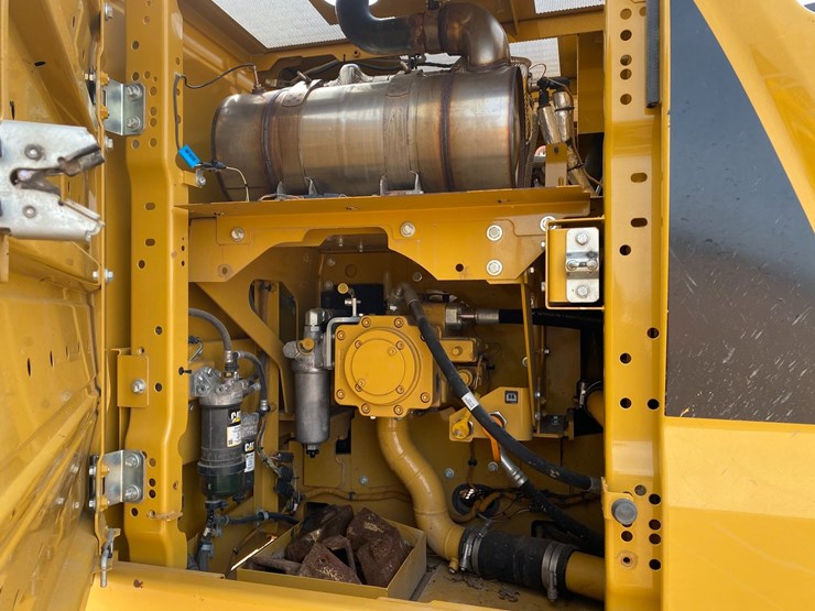 2018-caterpillar-320-image-39