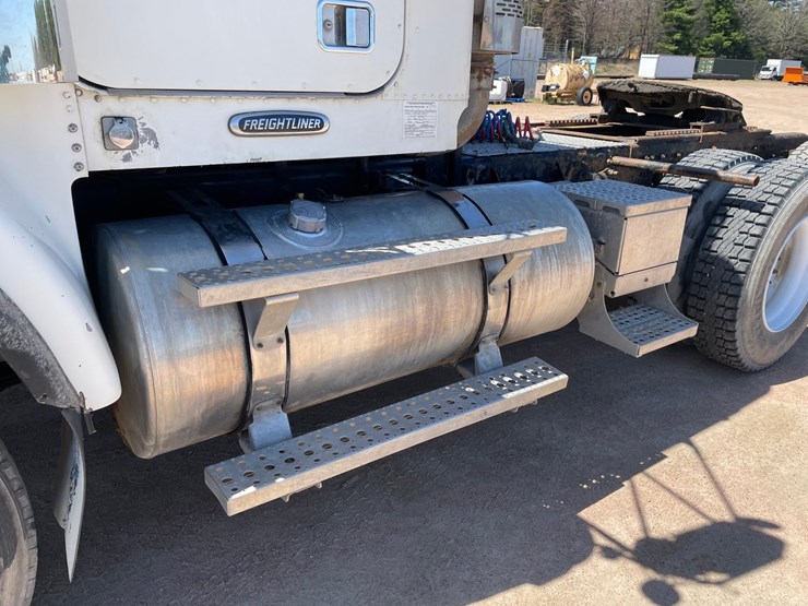 2007-freightliner-fld120-image-10