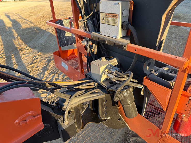 2015-jlg-800s-image-8