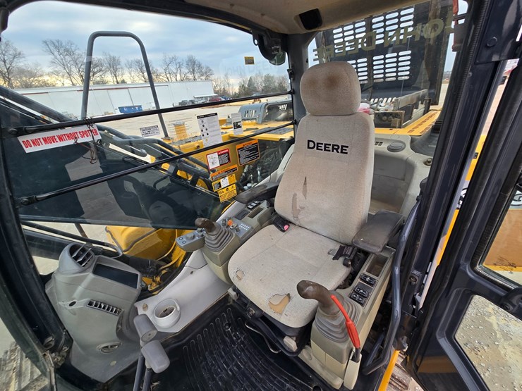 2014-deere-160g-lc-image-71