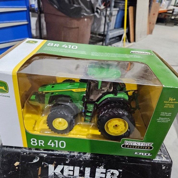 #1003 • John Deere 8R 410 1/32 Die Cast Toy Tractor