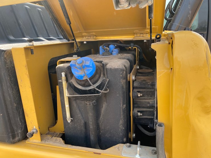 2018-caterpillar-320-image-40