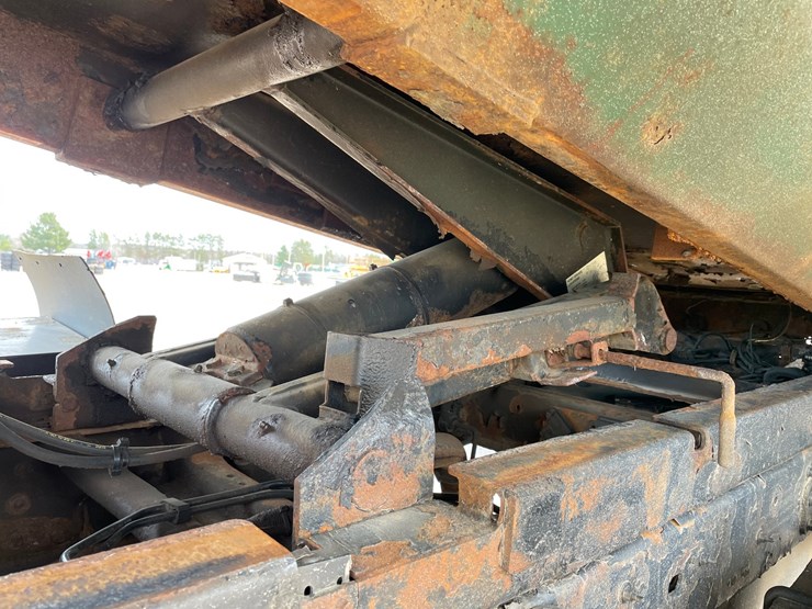 2011-chevrolet-3500-image-46