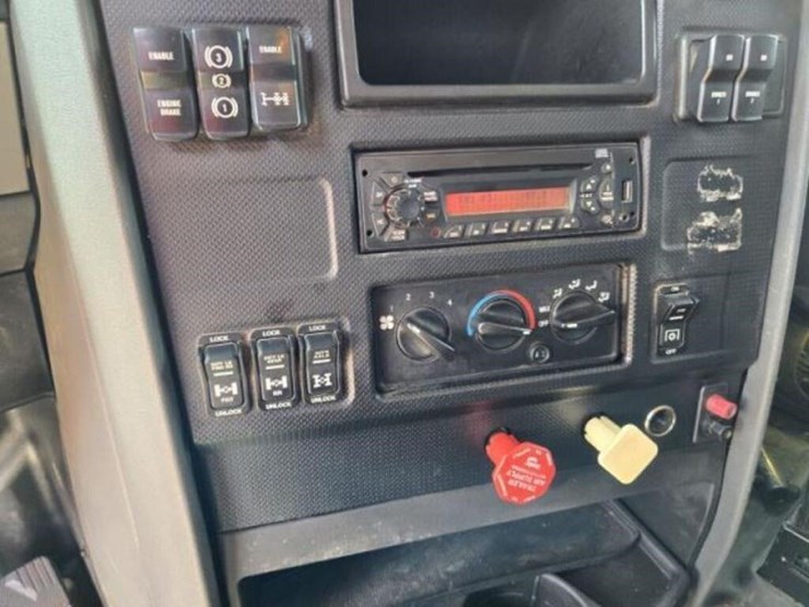 2012-caterpillar-ct660s-image-22