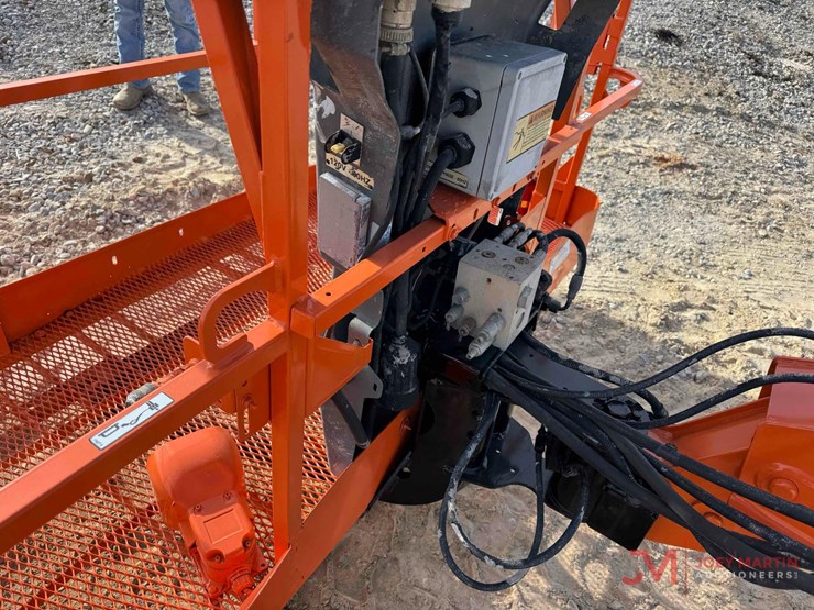 2013-jlg-800s-image-15