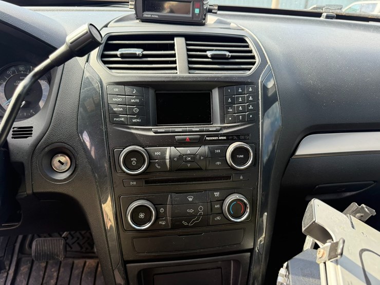 2018-ford-explorer-image-46