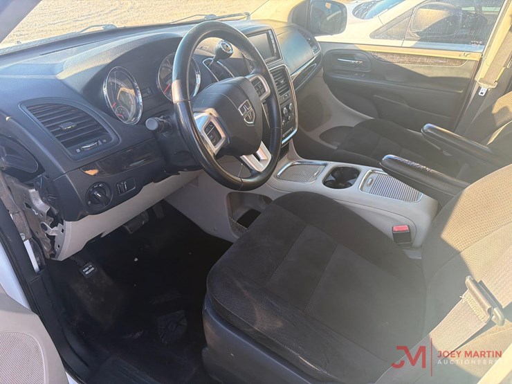 2016-dodge-grand-caravan-image-16