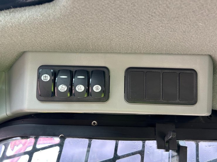 2019-caterpillar-232d-image-21