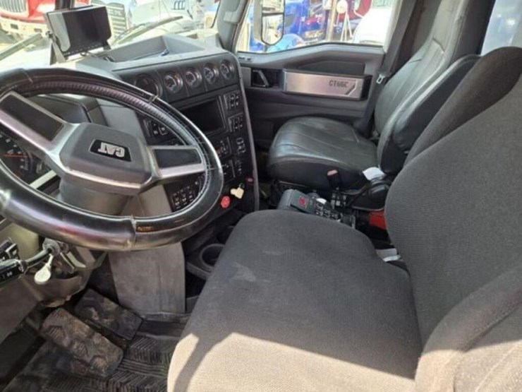 2012-caterpillar-ct660s-image-15