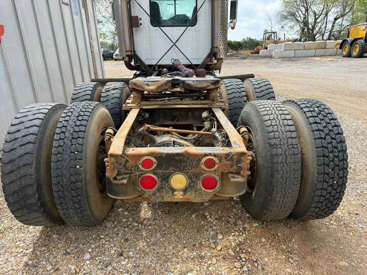 1998-freightliner-108sd-plus-image-25